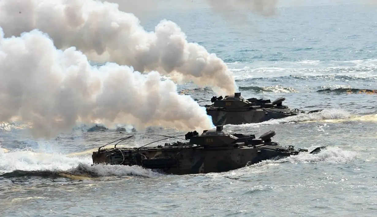 Kapal perang amphibi Korea Selatan tampak merapat untuk memulai latihan perang dengan Amerika Serikat (AFP Photo/Jung Yeon Je) 