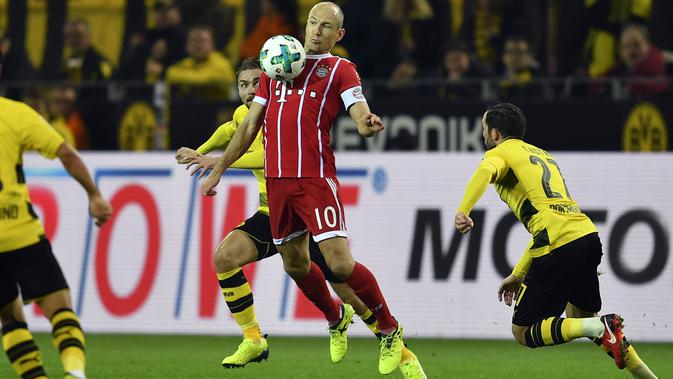 Pemain Bayern, Arjen Robben (tengah) menahan bola saat mengecoh para pemain Dortmund pada lanjutan Bundesliga di Signal Iduna Park, Dortmund, (4/11/2017). Bayern menang 3-1. (AP/Martin Meissner)