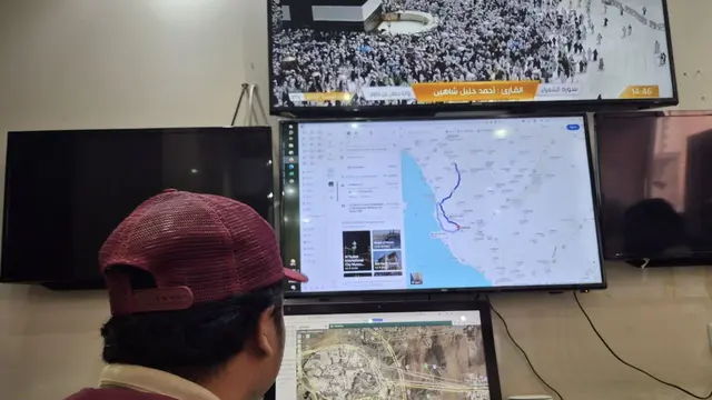 Petugas memonitor alur perjalanan bus yang membawa jemaah haji Indonesia dari Madinah ke Mekah di Kantor Daker Mekah, Arab Saudi, Minggu 10 Mei 2026.