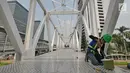 Pekerja melakukan pengecatan di Jembatan Penyebrangan Orang (JPO) Dukuh Atas, Jakarta, Rabu (3/10). Rencananya Pemprov DKI Jakarta akan merelokasi JPO Dukuh Atas namun belum dapat dipastikan kapan dilaksanakan. (Liputan6.com/Herman Zakharia)