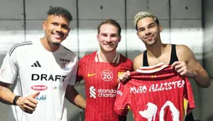 Momen pertukaran jersey Sandy Walsh dengan Alexis Mac Allister usai laga Yokohama F. Marinos vs Liverpool, Rabu (30/7/2025). (Instagram @jeissonquinones5)