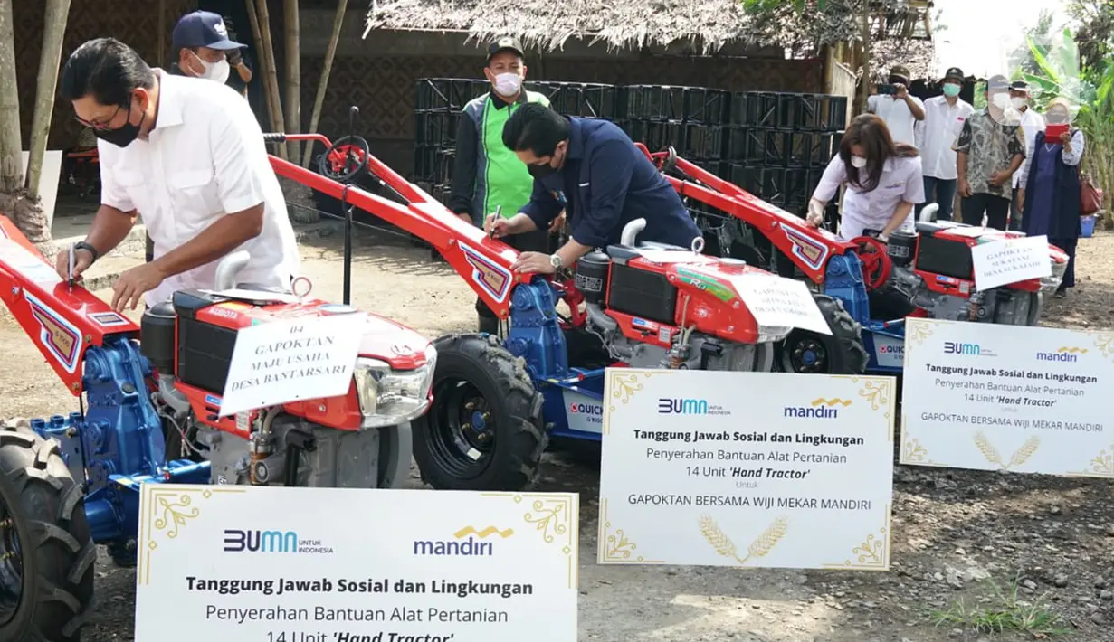 Dirut Bank Mandiri Darmawan Junaidi, Menteri BUMN Erick Thohir dan dan Wadirut Bank Mandiri Alexandra Askandar saat menandatangani Hand Tractor di Pamarican, Ciamis Minggu (13/6/2021). Bank Mandiri menyerahkan 14 Hand Tractor kepada kelompok tani senilai total Rp450 juta. (Liputan6.com/HO/Mandiri)