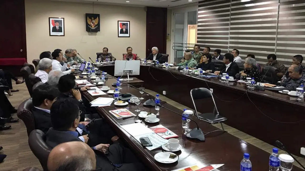 Menteri Perhubungan (Menhub) Budi Karya Sumadi bersama pengusaha pelayaran Indonesia dan perwakilan dari Singapura menggelar pertemuan di Kedutaan Besar Republik Indonesia untuk Singapura. (Dok INSA)