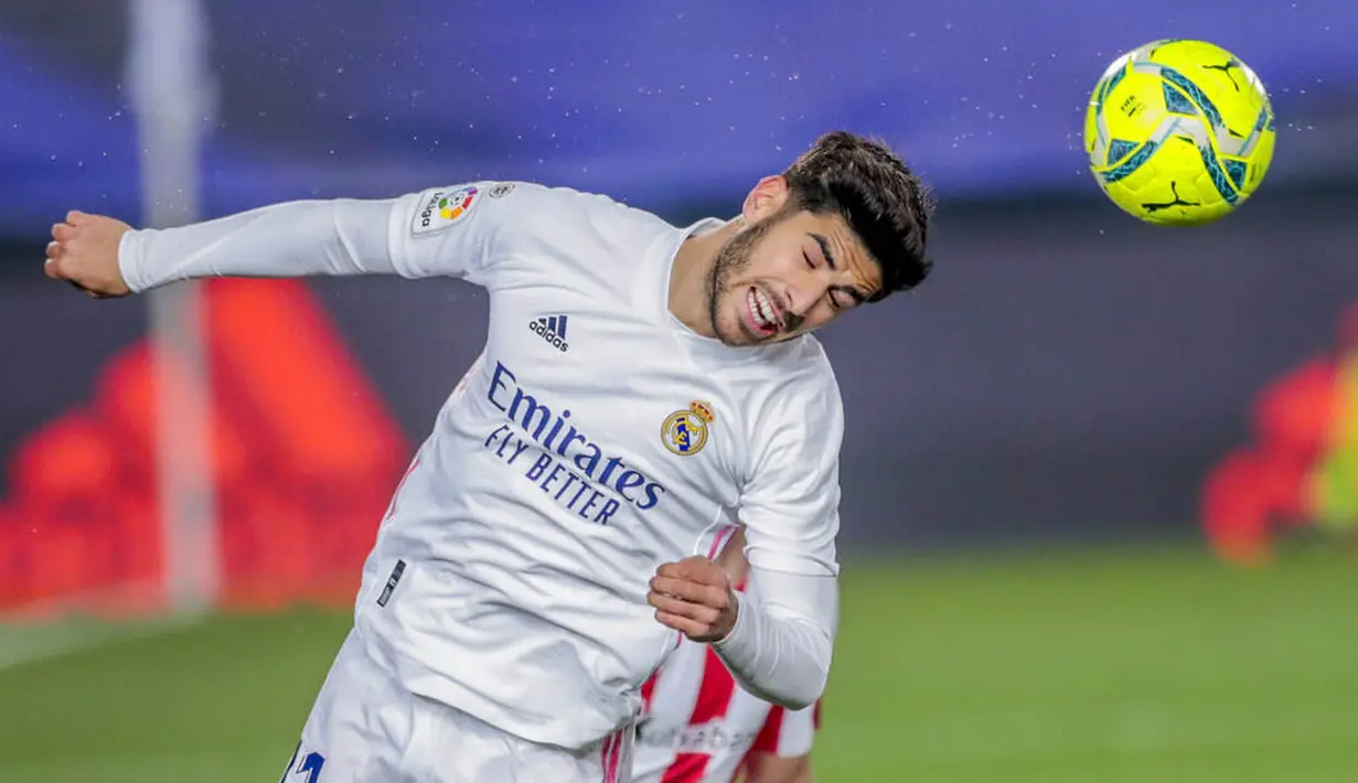 Gelandang Real Madrid, Marco Asensio, menyundul bola saat melawan Athletic Bilbao pada laga Liga Spanyol di Stadion Alfredo Di Stefano, Rabu (16/12/2020). Real Madrid menang dengan skor 3-1. (AP/Bernat Armangue)