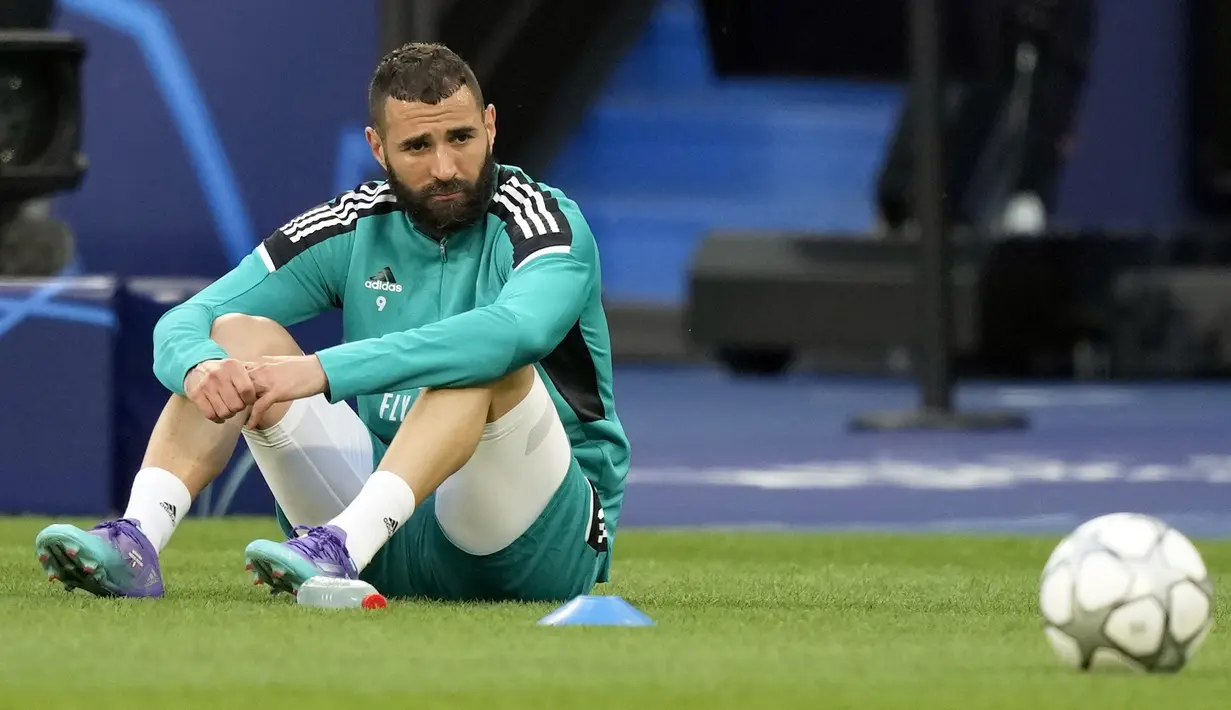 Pemain Real Madrid Karim Benzema duduk di lapangan saat sesi latihan di Stade de France, Saint Denis, Prancis, 27 Mei 2022. Liverpool dan Real Madrid sedang melakukan persiapan terakhir mereka sebelum saling berhadapan dalam pertandingan sepak bola final Liga Champions. (AP Photo/Frank Augstein)