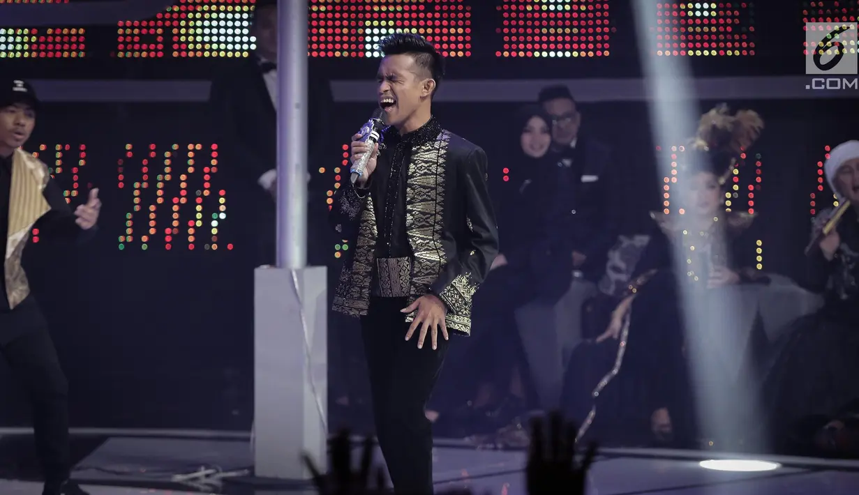 Eskpresi Fildan saat berduet dengan Pasha Ungu dalam Grand Final Dangdut Academy 4 atau D'Academy 4 di Studio 5 Indosiar, Jakarta, Jumat (19/5). (Liputan6.com/Faizal Fanani)