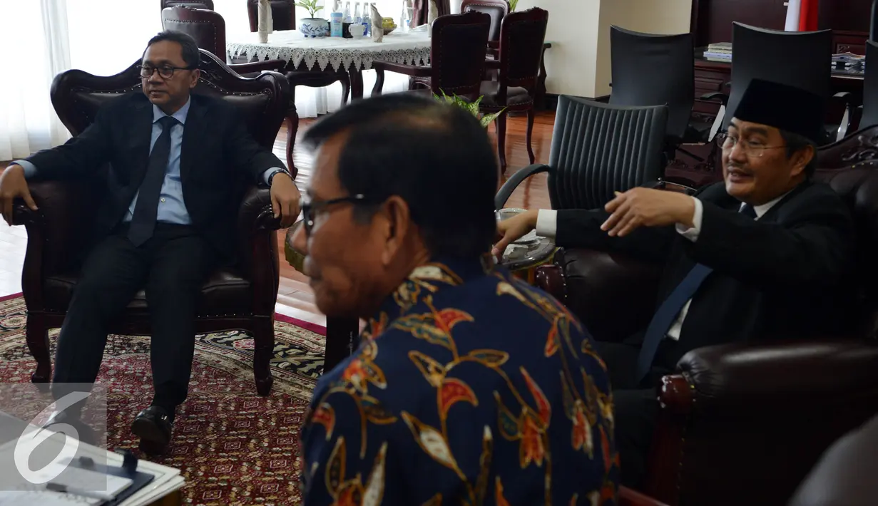 Ketua MPR Zulkifli Hasan (kiri) berbincang dengan Ketua Presidium ICMI Jimly Asshiddiqie di Gedung Nusantara III, Jakarta, Selasa (3/4). Pertemuan tersebut dalam rangka silahturahmi dan mengundang Ketua MPR dalam ICMI. (Liputan6.com/Johan Tallo)