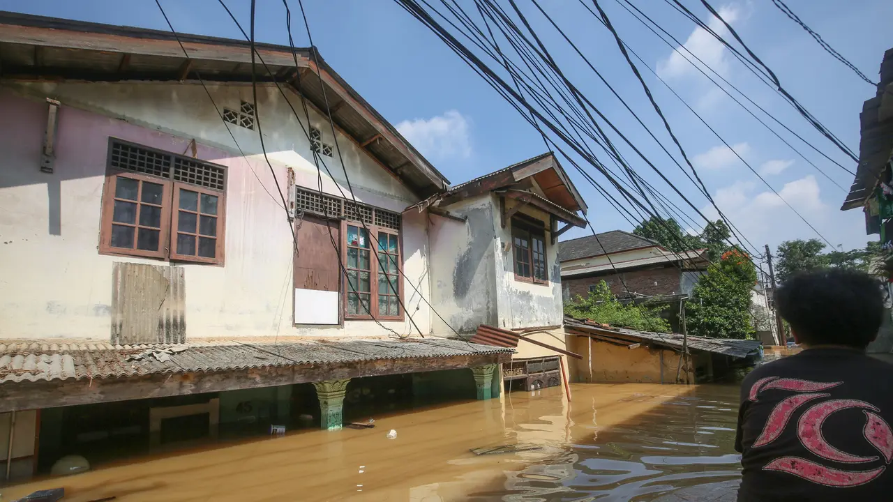 Banjir Rendam Kawasan Bidara Cina, Puluhan Orang Terpaksa Mengungsi