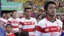 Bayu Gatra Sanggiawan dan pemain Madura United bersiap memasuki lapangan untuk bertanding melawan Bhayangkara Surabaya United dalam Trofeo Kapolda Jatim di Stadion Gelora Deltras, Sidoarjo, Minggu (24/4/2015). (Bola.com/Zulfirdaus Harahap)
