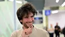 Reaksi pengacara Prancis-Spanyol Juan Branco setibanya di bandara Roissy-Charles-de-Gaulle, di luar Paris, setelah dia ditempatkan di bawah pengawasan yudisial dan diusir dari Senegal, Selasa (8/8/2023). (Miguel MEDINA / AFP)