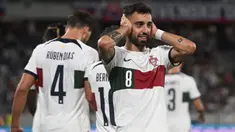 Timnas Portugal sukses mencuri tiga poin penuh setelah menang 1-0 atas tuan rumah Slovakia pada laga Grup J kualifikasi Euro 2024 di National Football Stadium, Bratislava, Slovakia, Sabtu (9/9/2023) dini hari WIB. Tak ada nama sang kapten Cristiano Ronaldo di daftar pencetak gol yang tampil mengecewakan dalam laga tersebut. Gol kemenangan tim berjuluk Seleccao das Quinas dicetak oleh Bruno Fernandes pada menit ke-43. Dengan hasil ini, Portugal masih bertengger di puncak klasemen Grup J dengan poin sempurna 15 dari hasil sapu bersih 5 kemenangan. (AFP/Vladimir Simicek)
