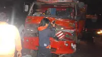 Truk Muatan Kertas Vs Truk Tanah, Tol Bekasi Macet Hingga 3 Km