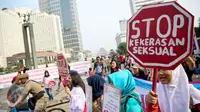 Aktivis wanita dari Jaringan Muda menggelar aksi Stop Kekerasan Seksual saat Car Free Day di Bundaran HI, Jakarta, Minggu (6/12/2015). Dalam aksinya mereka menolak kekerasan seksual dan stop perkosaan. (Liputan6.com/Faizal Fanani)
