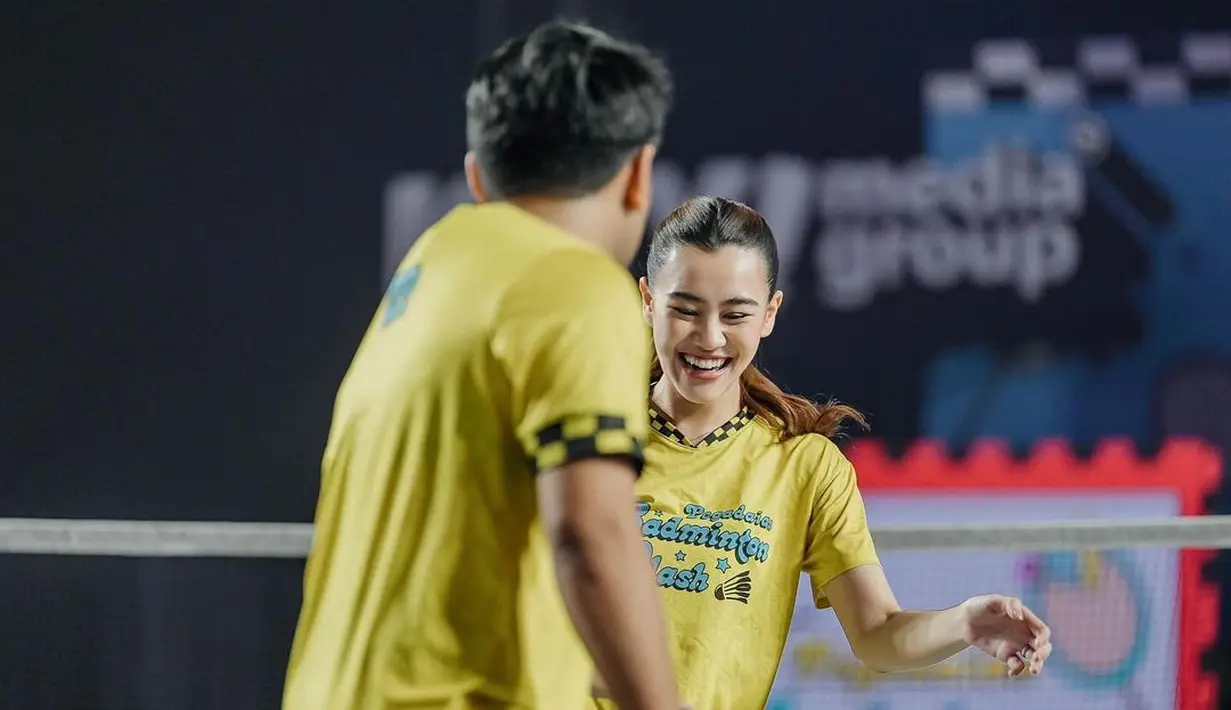 Di sini, keduanya kompak mengenakan baju badminton berwarna kuning. [Foto: Instagram/aaliyah.massaid]