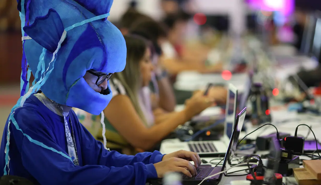 Peserta dengan mengenakan kostum bermain game selama festival teknologi Campus Party di Sao Paulo, Brasil, Selasa (12/2). Acara ini menampilkan berbagai inovasi terbaru dan uniknya pengunjung dapat bermalam di tenda yang sudah disiapkan. (AP/Andre Penner)