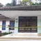 Polisi memang police line di rumah NN (43) seorang guru ngaji di Kampung Leuwiletak, Desa Cipangramatan, Kecamatan Cikajang Kabupaten Garut, Jawa Barat, yang ditemukan meninggal dunia. (Liputan6.com/Jayadi Supriadin)