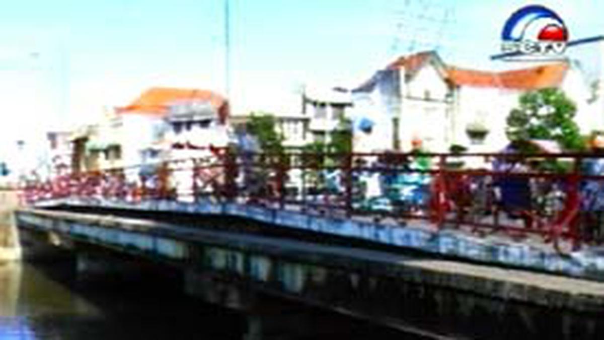 Rawannya Jembatan Merah Surabaya - News Liputan6.com