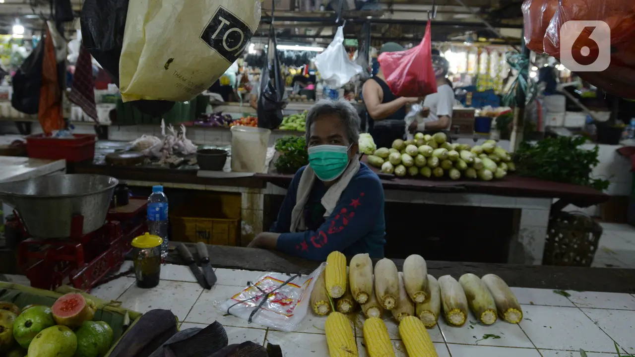 Bagi-Bagi Masker di Pasar Palmeriam