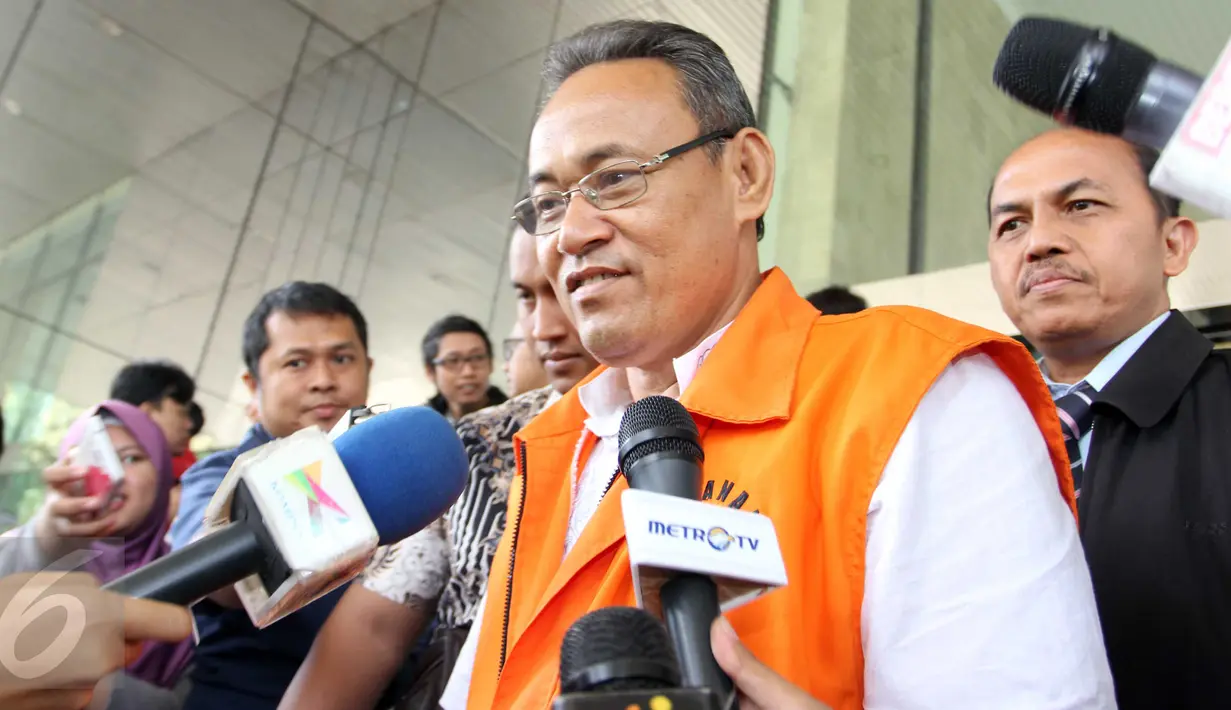 Tersangka kasus suap mantan Ketua MK Akil Mochtar terkait pilkada Lebak, Kasmin usai menjalani pemeriksaan di Gedung KPK, Jakarta, Jumat (4/9). Berkas penyidikan Kasmin sudah rampung dan segera disidangkan dalam waktu dekat. (Liputan6.com/Helmi Afandi)
