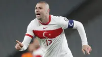 Pemain Turki, Burak Yilmaz, melakukan selebrasi usai mencetak gol ke gawang Belanda pada laga kualifikasi Piala Dunia 2022 di Stadion Olimpiade Ataturk, Kamis (25/3/2021). Turki menang dengan skor 4-2. (Murad Sezer/Pool Photo via AP)