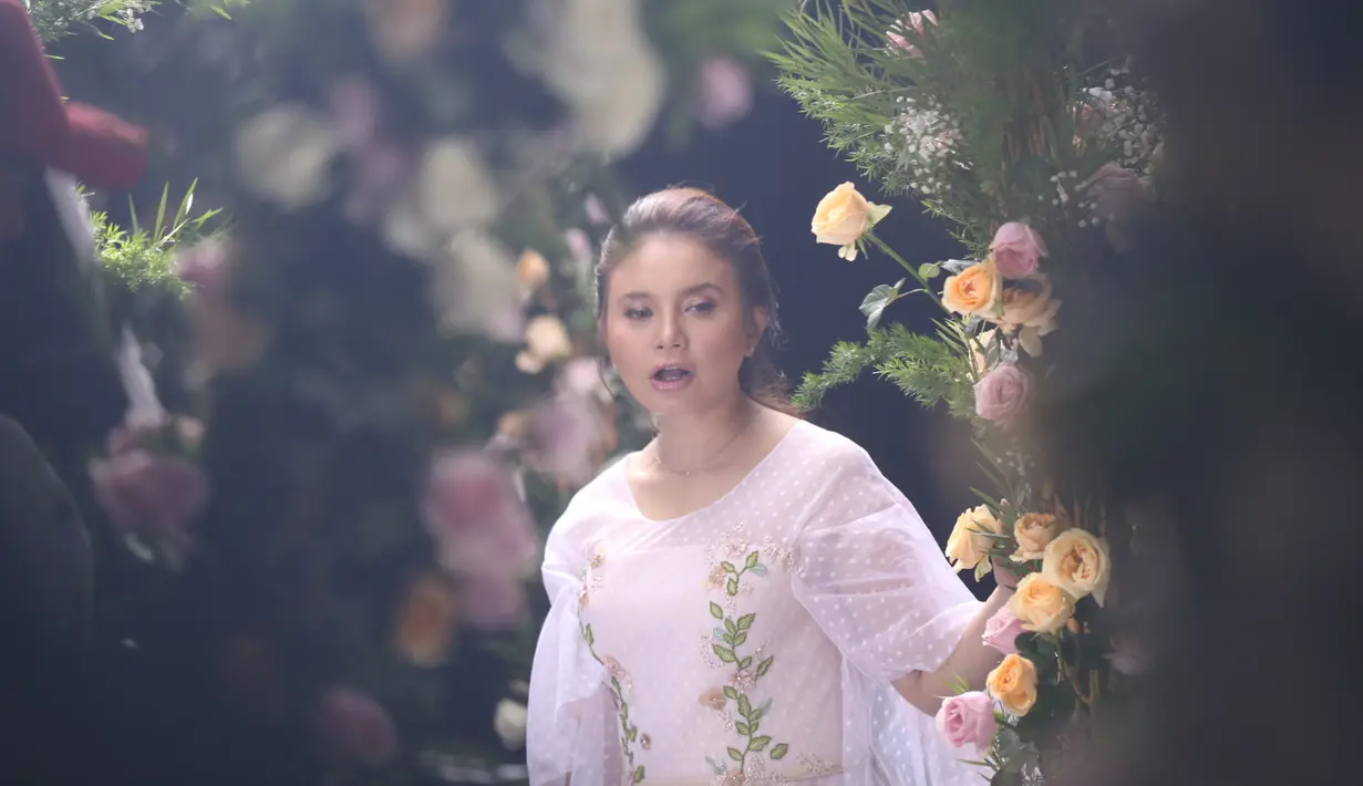 Rossa dan Rian berkolaborasi dalam lagu Pernah Memiliki. Single perdana D'Masiv dalam album keenam. Ini merupakan kolaborasi kedua Ocha setelah sebelumnya dengan band Ungu. (Nurwahyunan/Bintang.com)