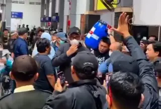 Bupati Klaten Hamenang Wajar Ismoyo dibawa KPK ke Jakarta setelah menjalani pemeriksaan intensif selama sekitar 15 jam di Mapolresta Klaten, Kamis, 15 Oktober 2026. (Liputan6.com/Arief Pramono)