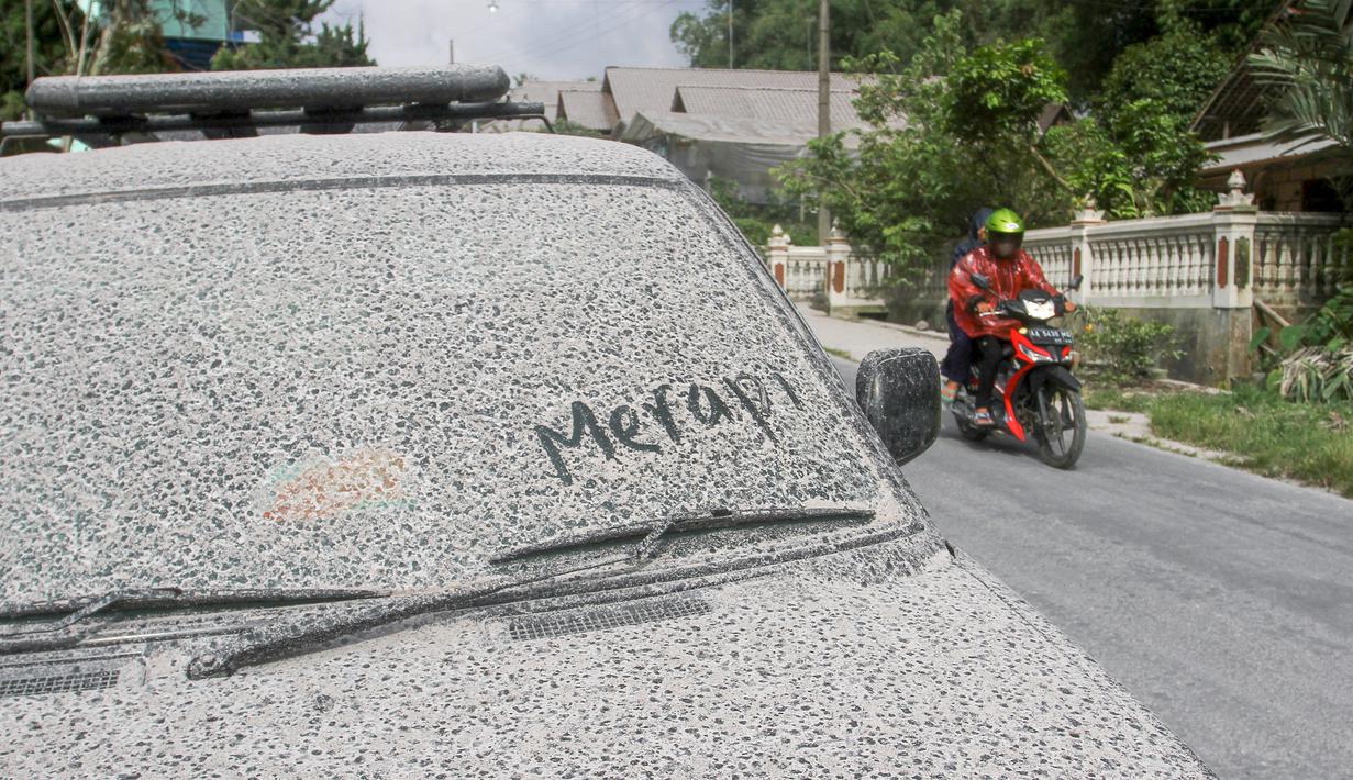 Mobil berselimut abu pasca erupsi Gunung Merapi di Desa Dukun, Magelang pada 11 Maret 2023. Gunung Merapi menunjukkan aktivitas vulkanik pada Sabtu (11/3/2023) siang. Gunung Merapi erupsi tepat pada pukul 12.12 WIB. Imbasnya, meluncurkan awan panas guguran ke arah Kali Bebeng atau Kali Krasak. (AFP/Devi Rahman)