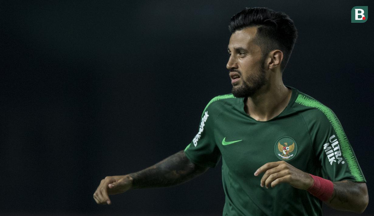 Gelandang Indonesia, Stefano Lilipaly, saat pemanasan sebelum melawan Chinese Taipei pada laga Grup A Asian Games di Stadion Patriot, Bekasi, Minggu (12/8/2018). Indonesia menang 4-0 atas Chinese Taipei. (Bola.com/Vitalis Yogi Trisna)