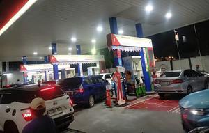 Antrean kendaraan di SPBU Margonda Depok. (Liputan6.com/Dicky Agung Prihanto)