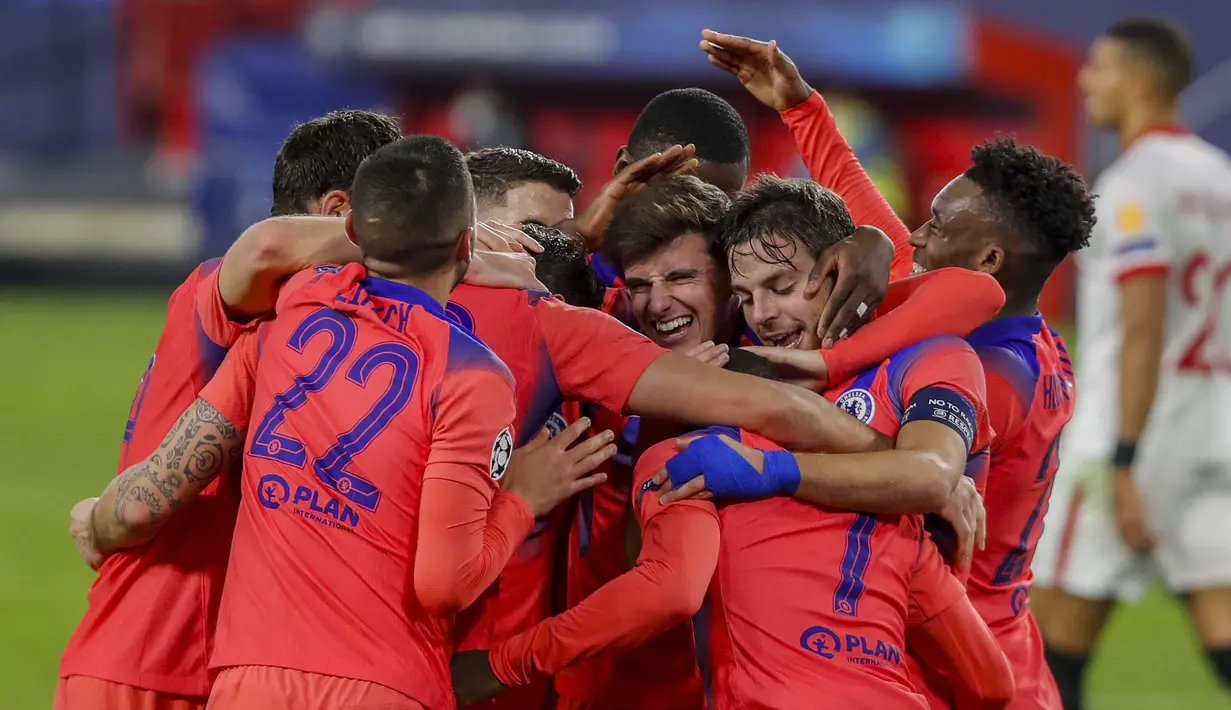 Para pemain Chelsea merayakan gol yang dicetak oleh Olivier Giroud ke gawang Sevilla pada laga Liga Champions di Stadion Ramon Sanchez Pijuan, Kamis (3/12/2020). Chelsea Menang dengan skor 4-0. (AP/Angel Fernandez)