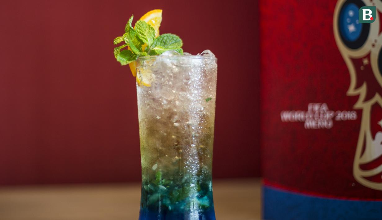 Minuman spesial dalam menu Piala Dunia saat ditawarkan di Hotel Novotel, Tangerang, Jumat (29/6/2018). Selama Piala Dunia 2018, Hotel Novotel mengadakan acara nonton bareng. (Bola.com/Vitalis Yogi Trisna)