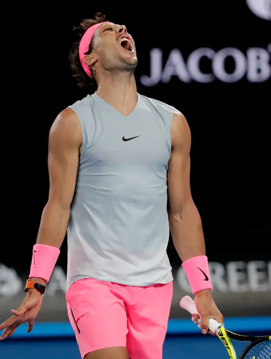 Petenis Spanyol, Rafael Nadal berteriak saat bertanding melawan petenis Kroasia, Marin Cilic pada perempat final Australia Terbuka 2018 di Melbourne, Selasa (23/1). Nadal memutuskan untuk mudur saat kedudukan 6-3 3-6 7-6(7/5) 2-6 0-2. (AP/Dita Alangkara)