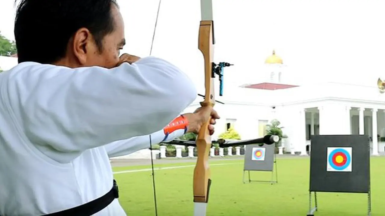 Gaya Kompak Monokrom Kaesang dan Jokowi Saat Adu Panah