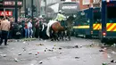 Sejumlah botol yang digunakan suporter West Ham United untuk menyerang bus skuat Manchester United berserakan di jalanan Upton Park, London, Selasa (10/5). Polisi berkuda setempat pun sempat mengadang suporter yang menyerang bus MU. (Reuters/Eddie Keogh)