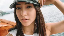 Saat tamasya di outdoor, Nikita Willy menggunakan topi sailor cap dengan nuansa monokrom. Perpaduan sailor cap dan busana tanpa lengan membuat gaya pelantun lagu 'Ku Tetap Menanti' ini lebih modis dan stylish. (Liputan6.com/IG/@nikitawillyofficial94)