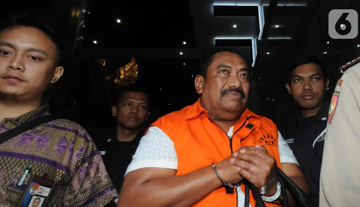 Carsa AS selaku pihak swasta penyuap Bupati Indramayu, Supendi usai menjalani pemeriksaan di Gedung KPK, Jakarta, Rabu (16/10/2019). Carsa AS resmi ditahan untuk mempermudah pemeriksaan terkait memberi suap pengaturan proyek dilingkungan Pemkab Indramayu tahun 2019. (merdeka.com/Dwi Narwoko)