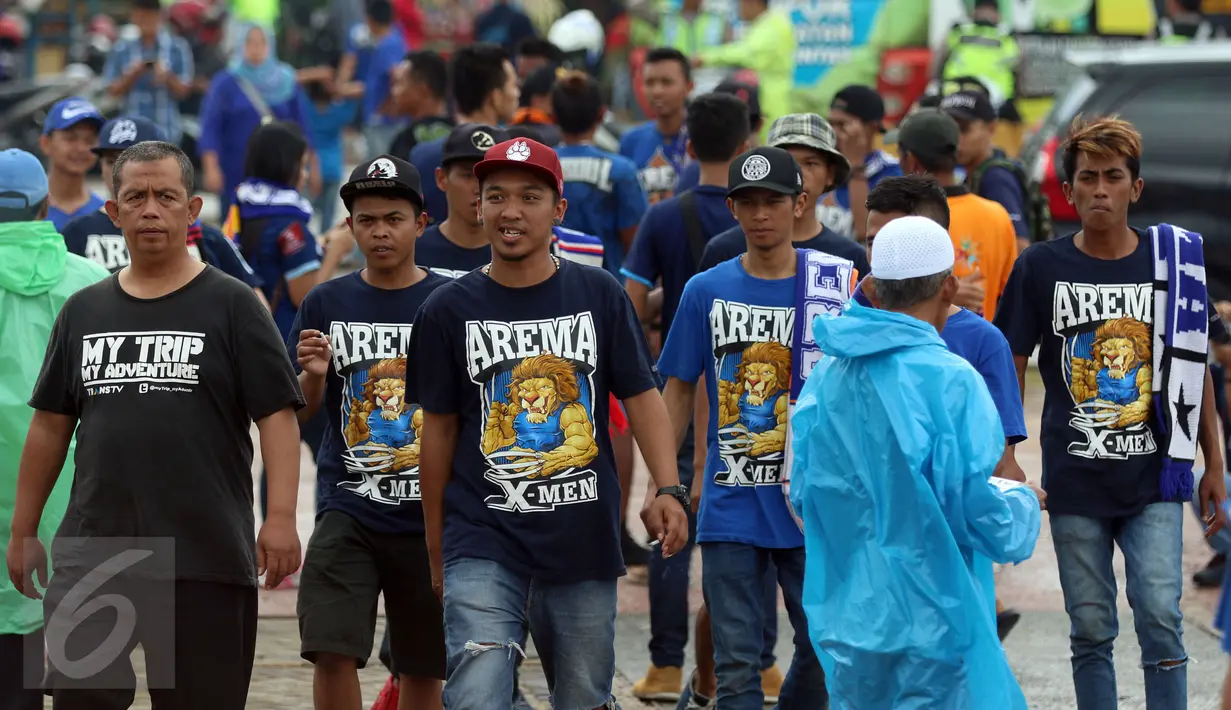 Suporter Arema FC berjalan menuju Stadion Pakansari, Kab Bogor untuk menyaksikan laga final Piala Presiden 2017, Sabtu (12/3). Di final, Arema FC dan PBFC akan berlaga memperebutkan gelar juara Piala Presiden 2017. (Liputan6.com/Helmi Fithriansyah) 