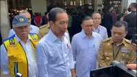 Dalam kunjungan kerjanya di Jambi Presiden Jokowi sempat meninjau langsung ke SMKN 4 Kota Jambi dan memesan kemeja putih karya siswa di sekolah itu. (LIputan6.com/istimewa)