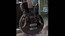 Masih ingat dengan sebuah gitar dari bassis Mettalica, Robert Trujill untuk Jokowi? (Liputan6.com/Faisal R Syam)