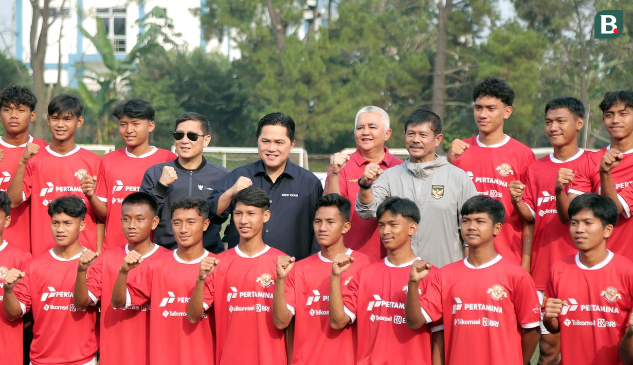 Ketua Umum PSSI, Erick Thohir, bersama Direktur Utama PT Liga Indonesia Baru (LIB), Ferry Paulus dan pelatih Timnas Indonesia U-20, Indra Sjafri foto bersama peserta seleksi pemain Timnas Indonesia U-17 di Persija Training Ground, Nirwana Park, Depok, Sabtu (22/7/2023). (Bola.com/Ikhwan Yanuar)