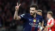 Bintang PSG, Khvicha Kvaratskhelia, memberikan instruksi saat menghadapi Bayern Munchen pada semifinal leg 1 Liga Champions 2025/2026, Rabu (29/4/2026) dini hari WIB. (ALAIN JOCARD / AFP)
