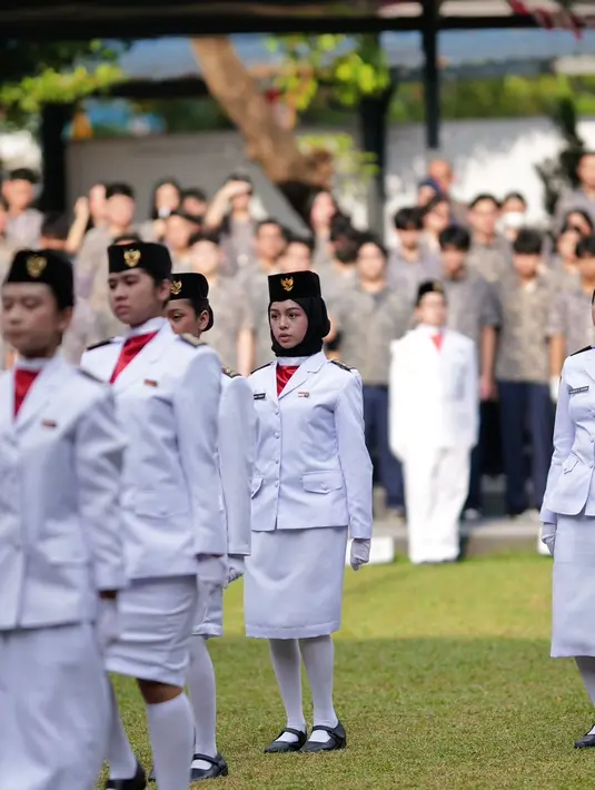 Sementara Shanika memadukannya dengan hijab hitam di bawah peci, slayer merah, dan pantofel hitam senada.  [@rio stokhorst].