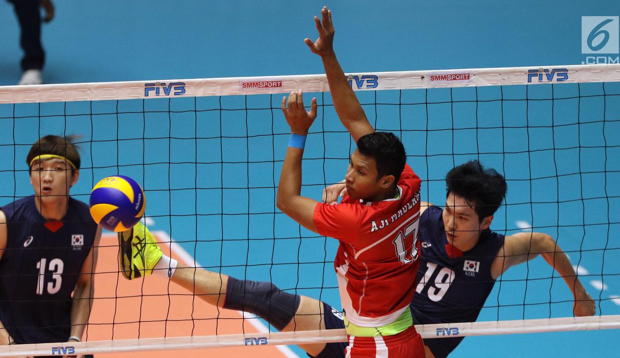 Pemain Timnas voli putra Indonesia, Aji Maulana (tengah) gagal menahan bola saat melawan Korea Selatan pada babak 8 besar Grup E Kejuaraan Voli Asia 2017 di GOR Tri Dharma, Gresik, Kamis (27/7). Indonesia kalah 3-1. (Liputan6.com/Helmi Fithriansyah)