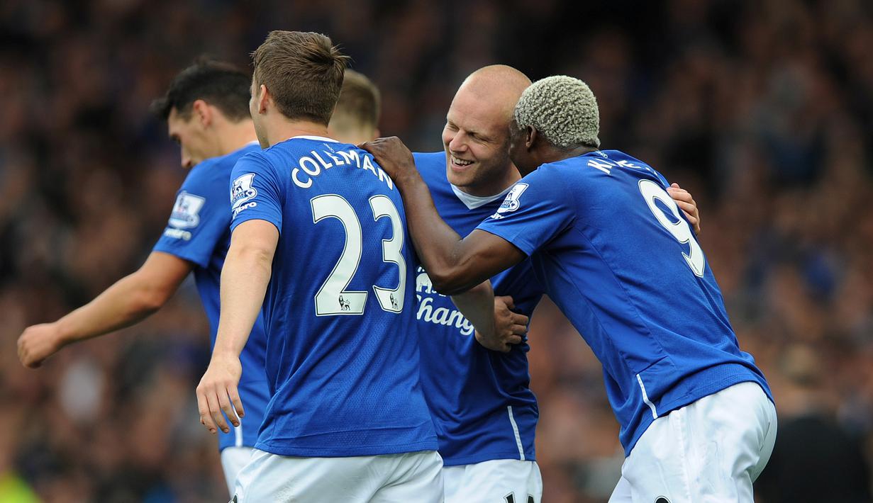 Pemain Everton merayakan gol kedua Steven Naismith ke gawang Chelsea dalam lanjutan Liga Premier Inggris di Stadion Goodison Park. Sabtu (12/9/2015). (EPA/Peter Powell)
