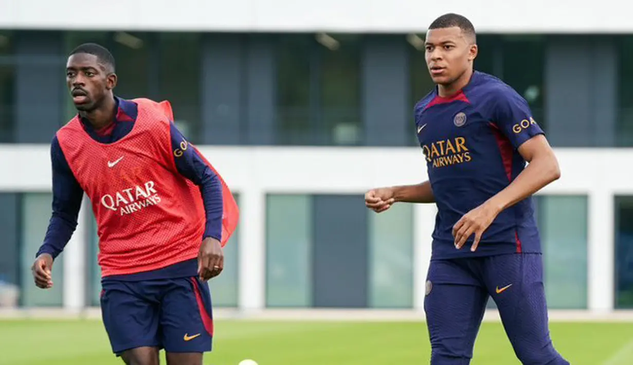 Pemain PSG, Ousmane Dembele (kiri) dan Kylian Mbappe, menjalani sesi latihan di Poissy, Senin (14/8/2023). (Twitter/@PSG_English)