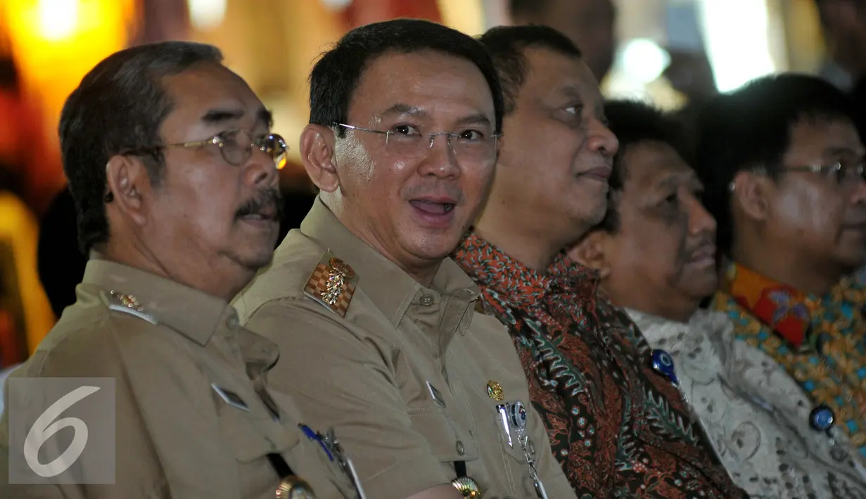 Gubernur DKI Jakarta  Basuki T Purnama saat menghadiri peresmian gerai pelayanan pajak di Pasar Tanah Abang, Jakarta, Selasa (1/9/2015). Gerai layanan terpadu merupakan kerjasama antara Dirjen Pajak KPP dan Pemprov DKI Jakarta. (Liputan6.com/Johan Tallo)