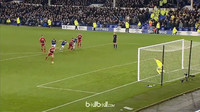 Berita video momen eks pemain Manchester United, Tom Cleverley, gagal mencetak gol dari eksekusi penalti. This video presented by BallBall.