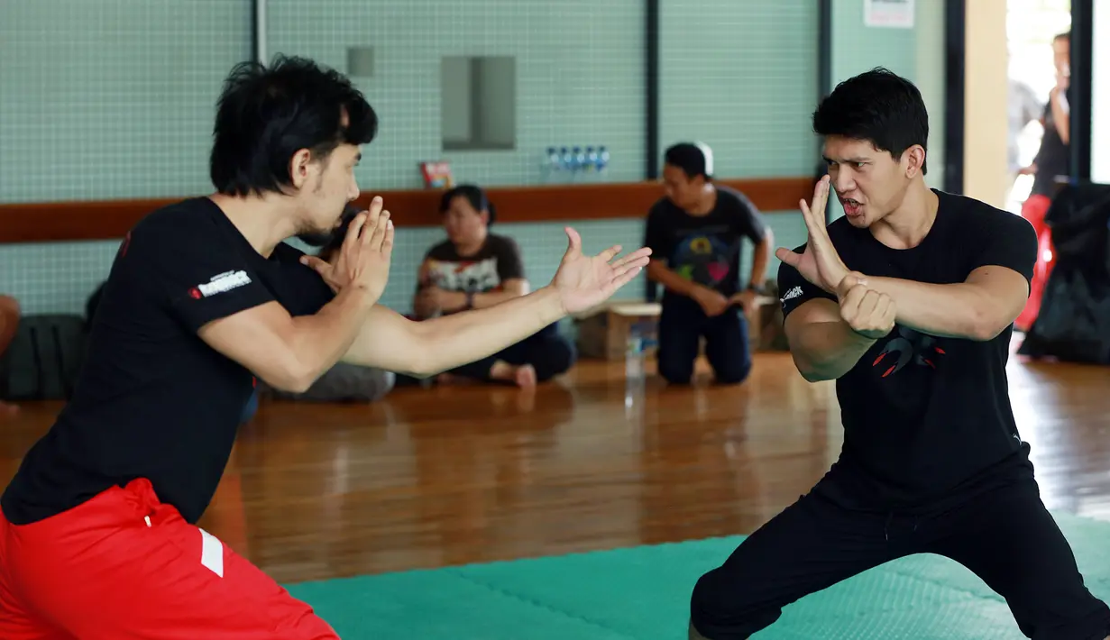 Aktor kelahiran Jakarta, 12 Februari 1983 ini bersama timnya secara intens berlatih selama dua bulan menciptakan gerakan untuk di film laga tersebut demi memuluskan aktingnya. (Deki Prayoga/Bintang.com)