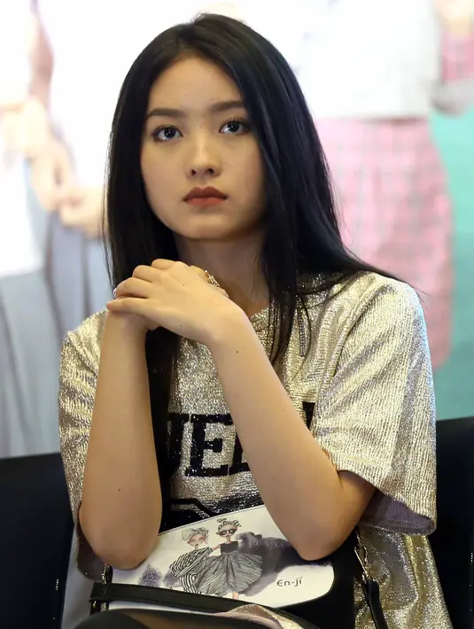 Dalam sinetron Anak Sekolahan, Natasha memerankan tokoh Cinta. Seorang gadis kampung yang tinggal bersama neneknya. Setelah nenek meninggal, ia lantas merantau ke Jakarta. (Nurwahyunan/Bintang.com)