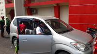 Kondisi mobil PS Tira yang dilempari batu oleh oknum suporter. (Bola.com/Ronald Seger Prabowo)